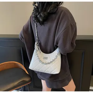 Vue détaillée du sac à bandoulière matelassé de luxe pour femmes, design très chic.
