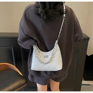 Sac à bandoulière matelassé élégant avec chaîne et fermoir tournant pour femmes, design chic.