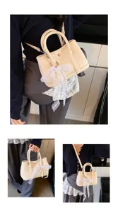 Detailansicht der stilvollen beigen Mini-Handtasche, PU-Leder-Tasche mit edler Spitzen-Perlen-Schleife.