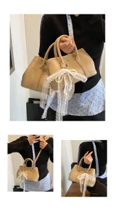 Beige leder umhängetasche für damen mit eleganter spitzen perlen schleife. Schicke handtasche.