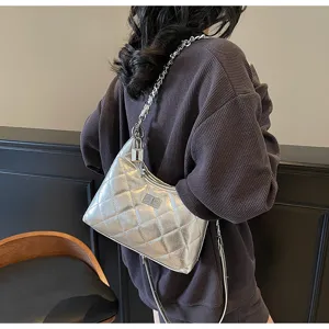 Sac bandoulière matelassé argenté métallisé, sac à main minimaliste élégant pour femme.