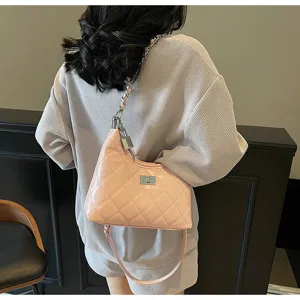 Élégant sac à bandoulière matelassé rose avec fermoir en métal, parfait pour un usage quotidien.