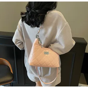 Sac bandoulière matelassé rose chic pour femme, sac à main minimaliste tendance et élégant.