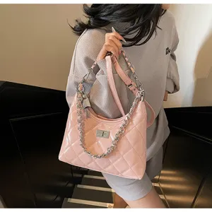 Sac porté épaule matelassé rose avec chaîne pour femme, sac cabas bandoulière minimaliste.