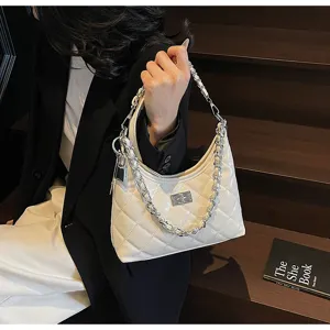 Sac à épaule matelassé blanc chic avec chaîne argentée et fermoir tourniquet tendance.
