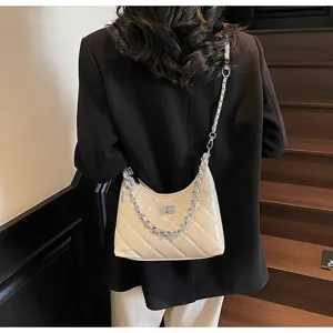 Vue détaillée du sac porté épaule matelassé en cuir verni beige avec bandoulière chaîne.