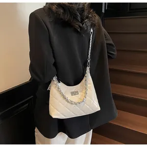 Vue détaillée du sac porté épaule matelassé blanc avec une chaîne élégante et chic.