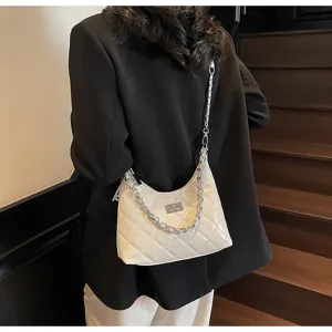 Vue détaillée du sac à bandoulière matelassé blanc pour femme, design minimaliste élégant.