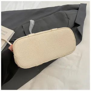 Detaillierte Unteransicht der minimalistischen einfarbigen Kunstleder Handtasche.