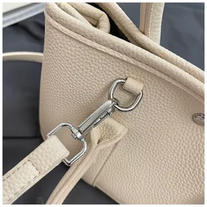 Nahaufnahme der Damenhandtasche mit hellbeigem Leder und edler silberner Hardware.