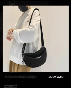 Bolso cruzado de lona negra con estampado, bolso mensajero informal para uso diario.