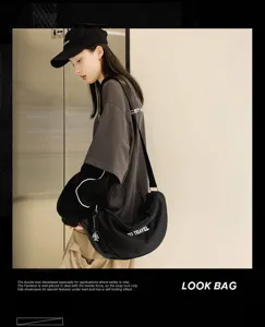 Bolso de lona negro en forma de media luna, bolso bandolera streetwear japonés de tendencia.