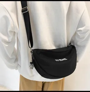 Bolso cruzado de lona negra bolso de hombro de media luna con estampado de letras para hombre