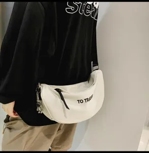 Bolso cruzado de lona estilo streetwear casual de gran capacidad para uso diario.