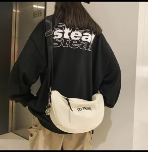 Bolso bandolera blanco de estilo japonés informal con estampado de letras y colgante