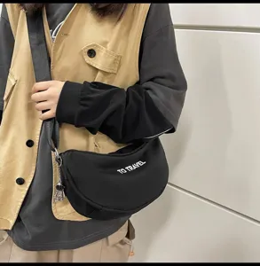 Bolso cruzado negro de lona estilo urbano para hombre y mujer, moderno y resistente.