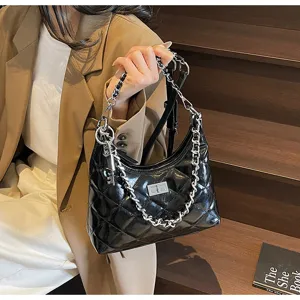 Sac à bandoulière matelassé noir avec chaîne argentée, cabas élégant pour femmes au quotidien.