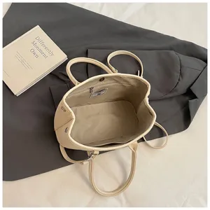 Detailansicht des minimalistischen beigen Damen Leder Shoppers mit Innenfutter und Griffen.