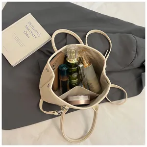 Minimalistische beige Leder-Tragetasche mit viel Stauraum für den täglichen Gebrauch.
