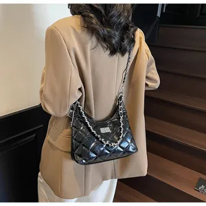 Chic sac a main matelasse noir avec une bandouliere en chaine metallique et design.