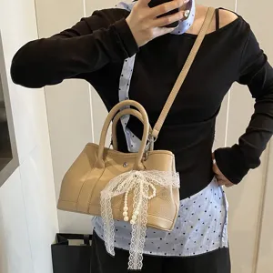 Elegante Damen Umhängetasche in Beige aus Leder mit süßer Spitze Perle Schleife.