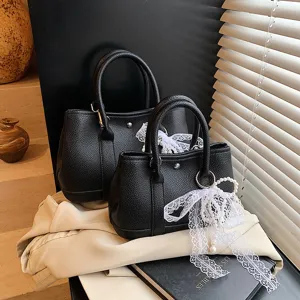 Klassische schwarze strukturierte Leder Handtasche mit eleganter weißer Schleife Perlen.