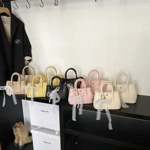 Schickes Damen Handtasche Umhängetasche mit Perle Schleife, süßer minimalistischer Stil.