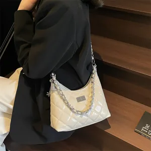 Sac à bandoulière chic en cuir verni matelassé avec chaîne et fermoir pour femmes.