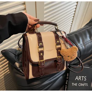 Chic borsa a tracolla retro in pelle bicolore con ciondolo orsetto per uso quotidiano.