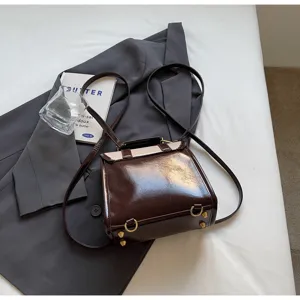 Vista dettagliata zainetto lucido donna, stile college vintage borsa a tracolla casual.