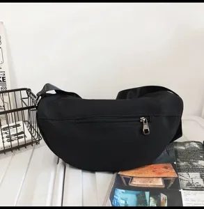 Bolso cruzado de nailon negro en forma de media luna, bolso casual de gran capacidad unisex