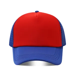 Gorra trucker roja y azul con frente de espuma y redecilla transpirable de verano casual