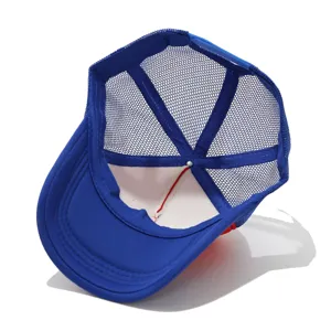 Detalle interior gorra trucker de malla, panel frontal de espuma transpirable, correa.