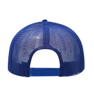 Vista trasera de gorra trucker azul, panel de malla transpirable y correa de plástico ajustable.