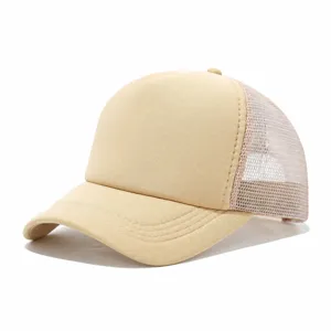 Vista detallada de la gorra trucker beige de malla con paneles transpirables y ajuste trasero.