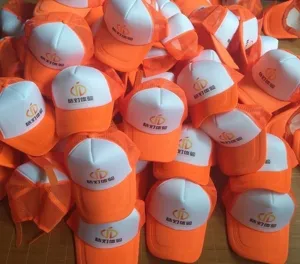 Vista detallada de gorras trucker de malla naranja y blanca personalizadas al por mayor.