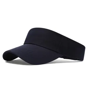 Gros plan sur le tissu d'une casquette de sport visière sans sommet bleu marine.