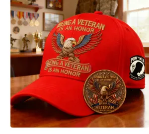 Gorra de béisbol roja bordada para veteranos con moneda conmemorativa y parche POW MIA.