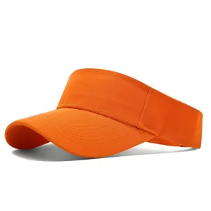 Gros plan détaillé de la visière de sport de couleur orange vif avec des coutures soignées.