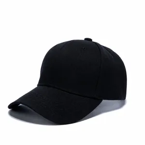 Casquette de baseball classique en coton noir uni avec visière courbée pour hommes et femmes.