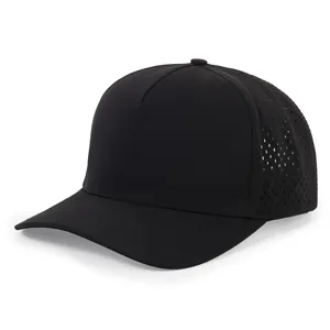 Casquette de baseball noire à séchage rapide avec trous de ventilation pour le sport.
