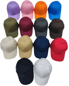 Vue de détail de casquette de baseball en coton unie multicolore, chapeau de loisirs en plein air.