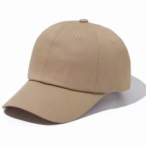Vue en gros plan détaillée de la casquette de baseball en coton kaki classique avec des œillets.