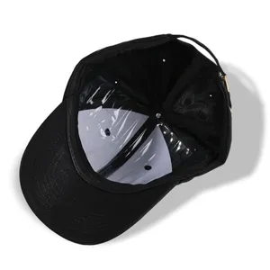 Vue détaillée de l'intérieur d'une casquette de baseball noire en coton avec forme.