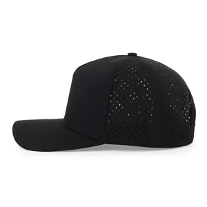 Vue latérale détaillée d'une casquette de sport noire séchant rapidement avec des trous aérés.