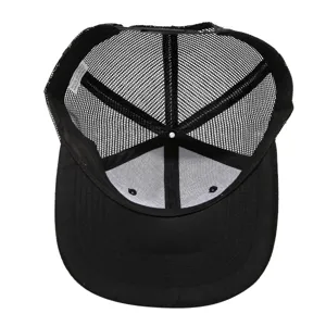 Vista interior detallada de la gorra negra que muestra la malla y la etiqueta.