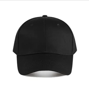 Vue de face détaillée d'une casquette de baseball noire unie en coton avec visière.