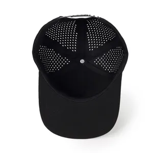 Vue interieure d'une casquette de baseball noire perforee montrant le tissu mesh et l'attache.
