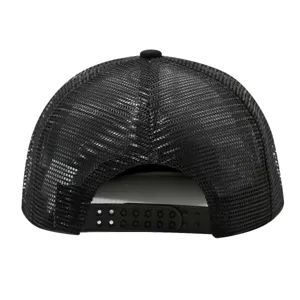 Detalle de gorra trucker de malla negra, cierre ajustable, panel trasero transpirable.