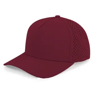 Casquette de baseball bordeaux à séchage rapide avec trous de ventilation découpés au laser.